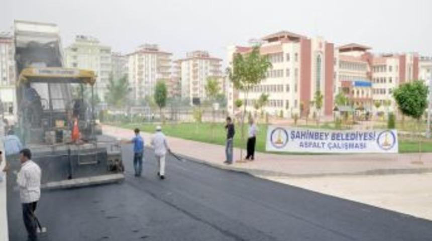 Şahinbey Belediyesi okulların bah&ccedil;esini asfaltlıyor