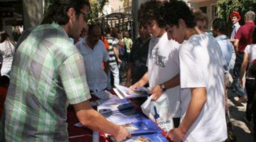 &Uuml;niversite &ouml;nlerine stant kuran polis, &ouml;ğrencileri bilin&ccedil;lendiriyor