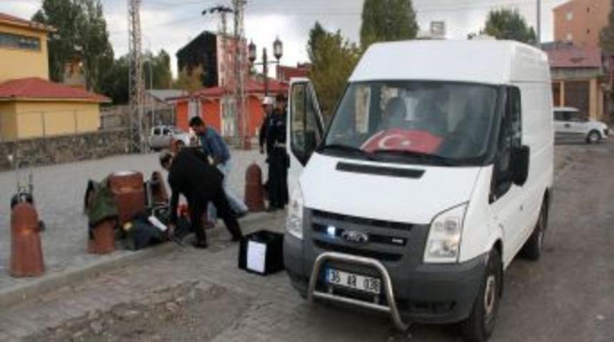 Kars'ta ş&uuml;pheli &ccedil;anta paniği