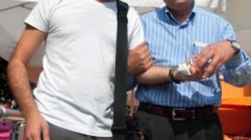 Ak Parti'li vekil sigarayı bırakma s&ouml;z&uuml; veren muhabire takım elbise alacak