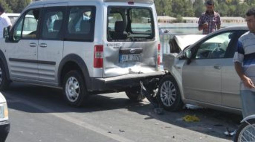 Birecik&rsquo;te zincirleme trafik kazası: 3 yaralı