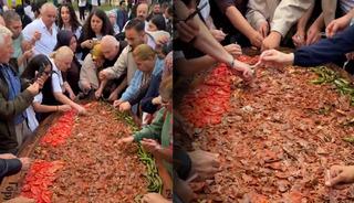 Festivalde onlarca kişi tek tabaktan elleriyle iskender yedi