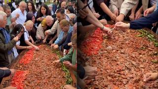 Bursa'da ilginç görüntü! Festivalde onlarca kişi tek tabaktan elleriyle iskender yedi