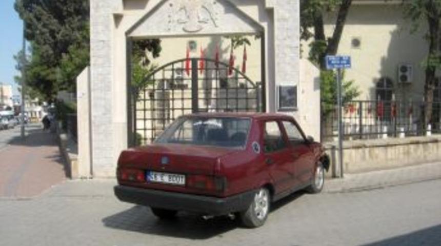 &Ouml;nce kaldırımda y&uuml;r&uuml;yen kadına sonra şehitlik mezarına &ccedil;arptı