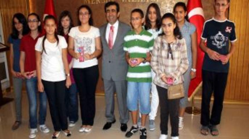 Vali G&uuml;zeloğlu başarılı &ouml;ğrencileri &ouml;d&uuml;llendirdi