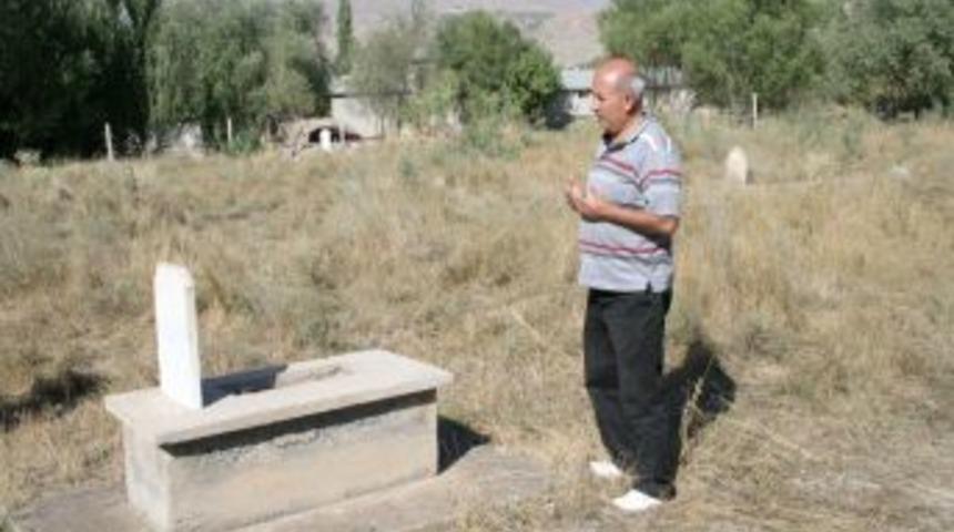 Kazdıkları yerden su &ccedil;ıkan belde halkı cenazesini 6 kilometre uzağa g&ouml;m&uuml;yor