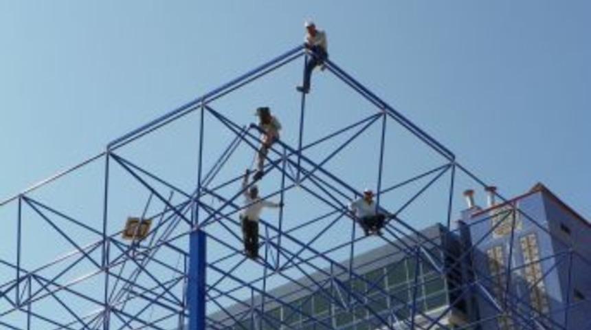 Metrelerce y&uuml;ksekte demirlerin &uuml;zerinde ekmek parası i&ccedil;in ter d&ouml;k&uuml;yor