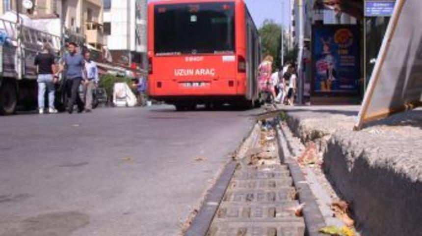 Şehir merkezindeki mazgallar yaya ve araç trafiğini tehlikeye düşürüyor