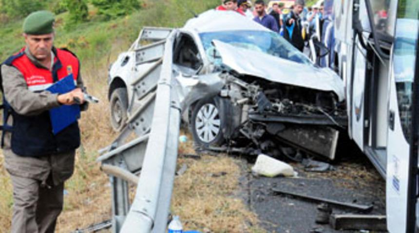 Otob&uuml;slerini beklerken otomobil &ccedil;arptı: 3 &ouml;l&uuml;