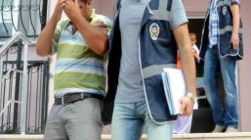 Bir yaşındaki çocuğuyla tırnakçılık yaparken yakalandı