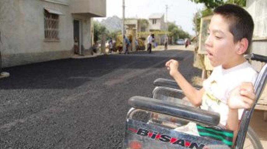 Bedensel engelli gencin asfalt sevinci