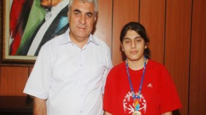 Başarılı sporcu &ouml;d&uuml;llendirildi