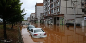 Bazı evler tahliye edildi, ara&ccedil;lar sulara g&ouml;m&uuml;ld&uuml;