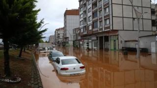 Rize ve Doğu Karadeniz için sarı kodlu alarm! Bazı evler tahliye edildi, araçlar sulara gömüldü