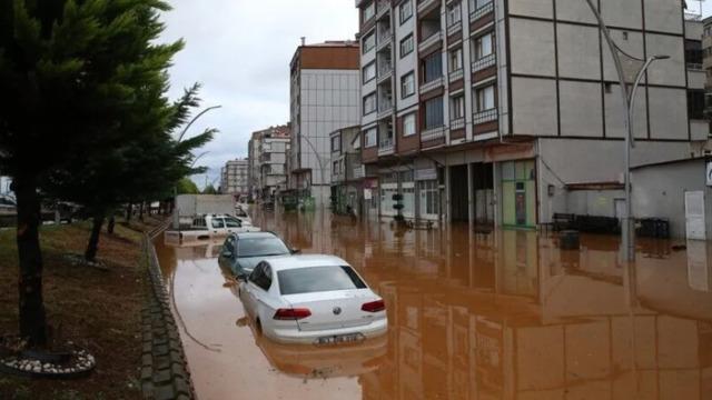 Rize ve Doğu Karadeniz için sarı kodlu alarm! Bazı evler tahliye edildi, araçlar sulara gömüldü