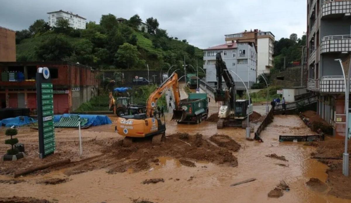 Rize ve Doğu Karadeniz için sarı kodlu alarm! Bazı evler tahliye edildi, araçlar sulara gömüldü 1