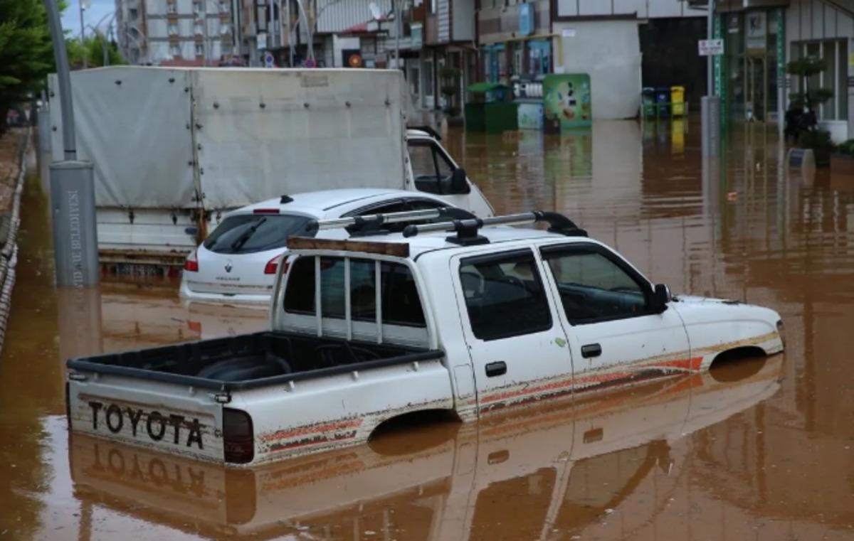 Rize ve Doğu Karadeniz için sarı kodlu alarm! Bazı evler tahliye edildi, araçlar sulara gömüldü 2