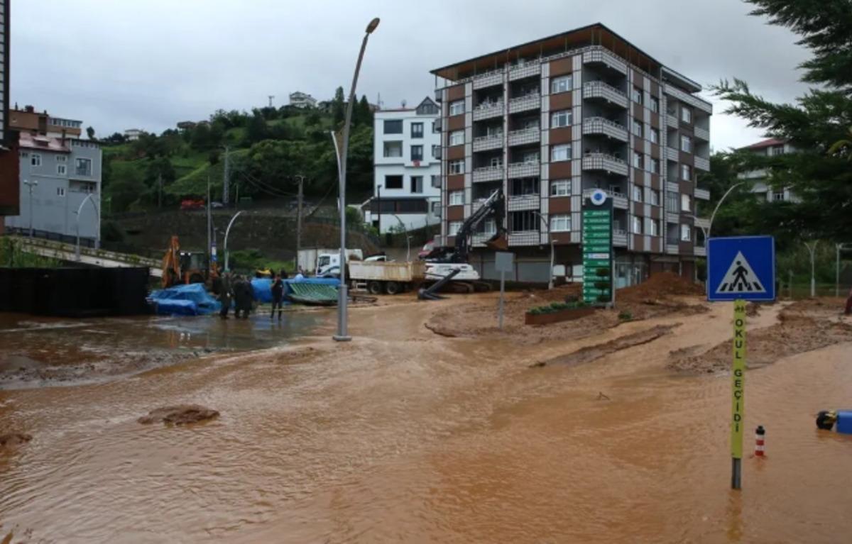 Rize ve Doğu Karadeniz için sarı kodlu alarm! Bazı evler tahliye edildi, araçlar sulara gömüldü 3