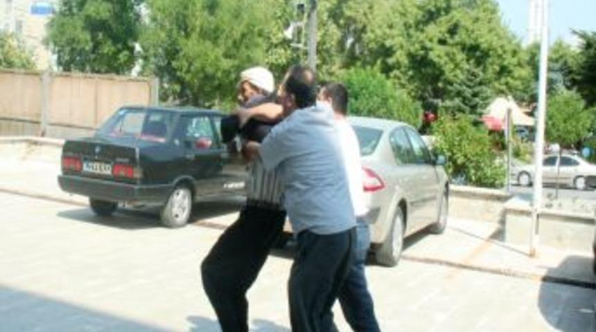 Akli dengesi bozuk şahıs polise saldırdı