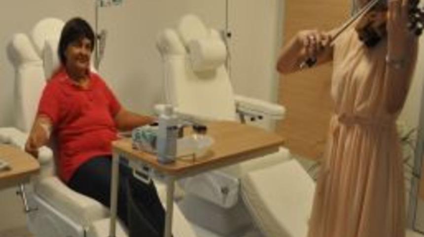 Hastaları keman ile terapi ediyorlar