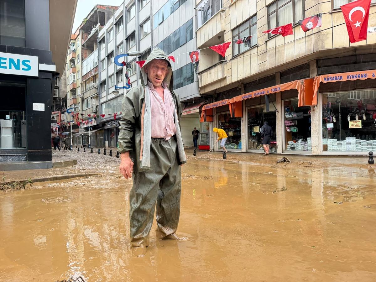 İki kent sele teslim oldu! Caddeler göle döndü, Meteoroloji den yeni uyarı 1