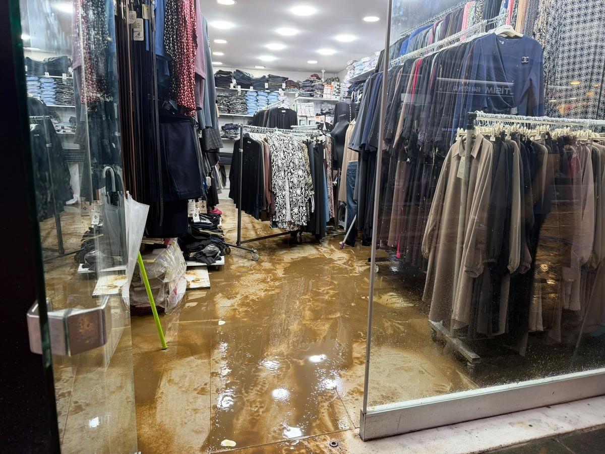 İki kent sele teslim oldu! Caddeler göle döndü, Meteoroloji den yeni uyarı 2