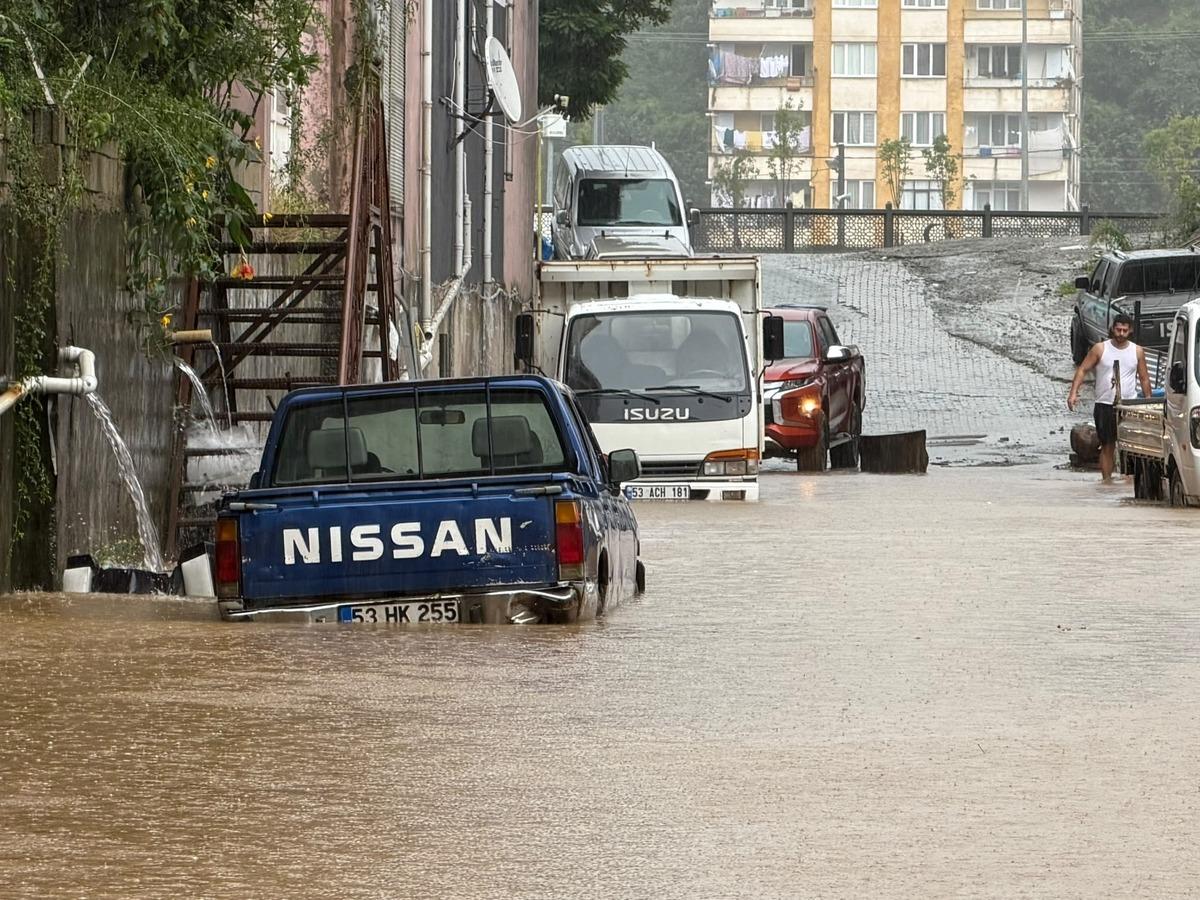İki kent sele teslim oldu! Caddeler göle döndü, Meteoroloji den yeni uyarı 3