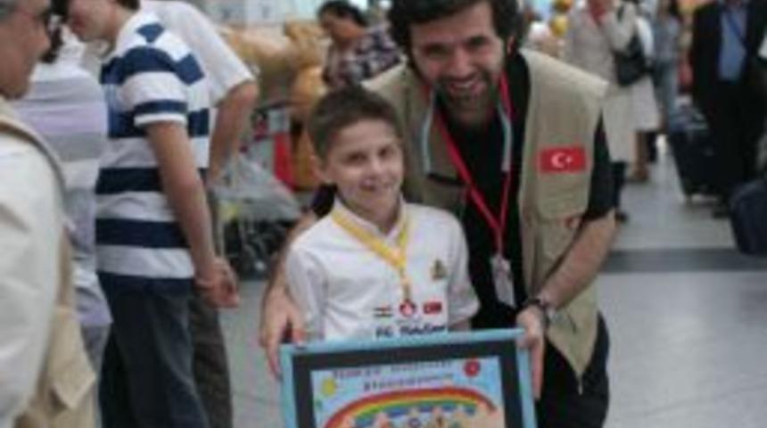 &Ccedil;izdiği resimle Afrikalı &ccedil;ocuklara moral verdi