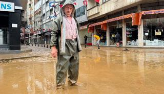 İki kent sele teslim oldu! Caddeler g&ouml;le d&ouml;nd&uuml;, Meteoroloji'den yeni uyarı