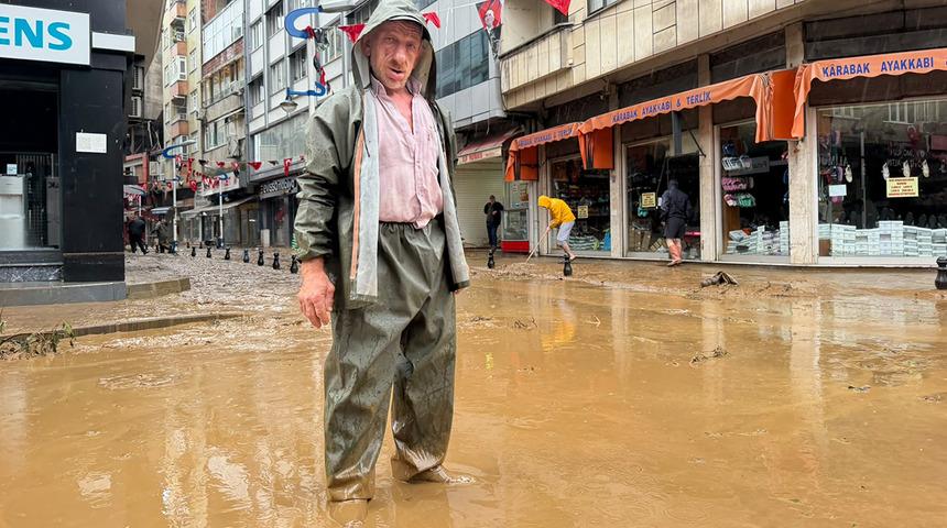İki kent sele teslim oldu! Caddeler g&ouml;le d&ouml;nd&uuml;, Meteoroloji'den yeni uyarı