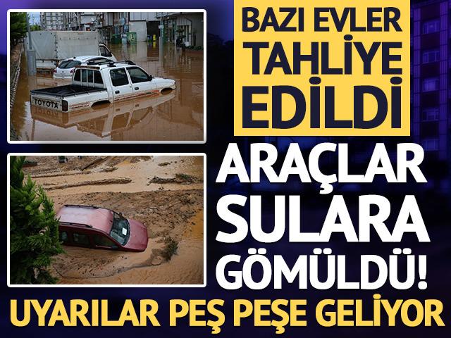 Bazı evler tahliye edildi, ara&ccedil;lar sulara g&ouml;m&uuml;ld&uuml;