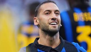 Fenerbah&ccedil;e'den y&uuml;zyılın operasyonu! Aziz Yıldırım bombayı patlatıyor: Hakan &Ccedil;alhanoğlu &ccedil;ubukluyu giymeye hazır