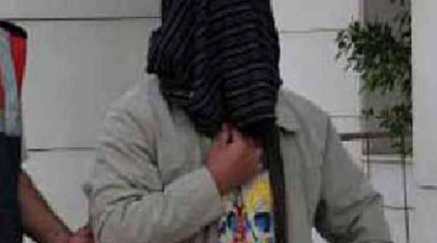 Tecav&uuml;zc&uuml;y&uuml; yakalayıp ağaca bağladı