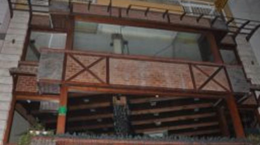 Bir hafta &ouml;nce &ccedil;alışmak i&ccedil;in geldiği İzmir'de 5. kattan d&uuml;şerek &ouml;ld&uuml;