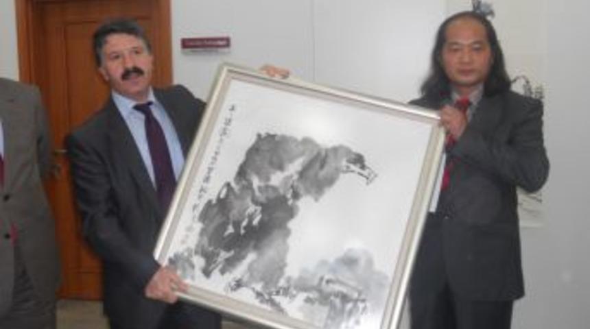 &Ccedil;inli akademisyen Erzurum'da resim sergisi a&ccedil;tı