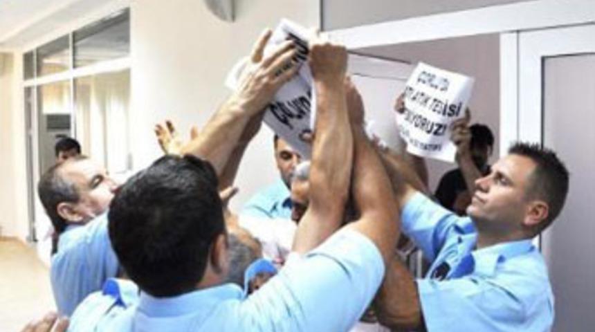 &Ccedil;evreciler meclis bastı, pankart astı