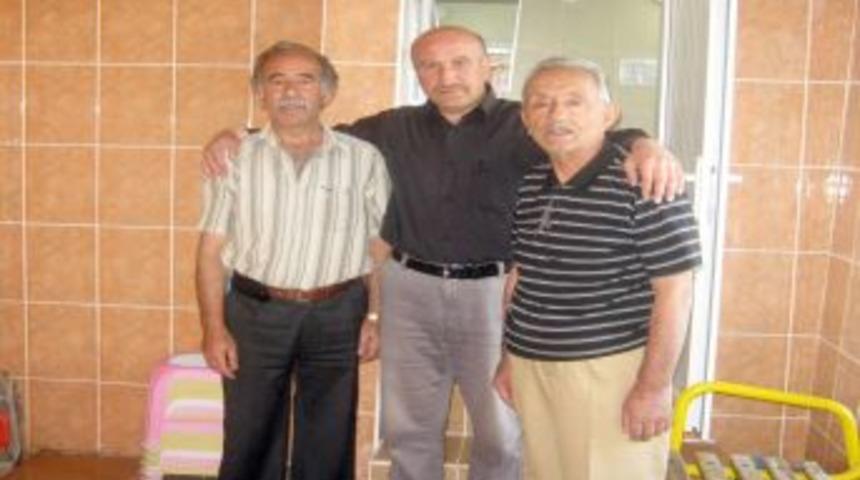 İmam, caminin abdesthanesine duş kabini koydurdu