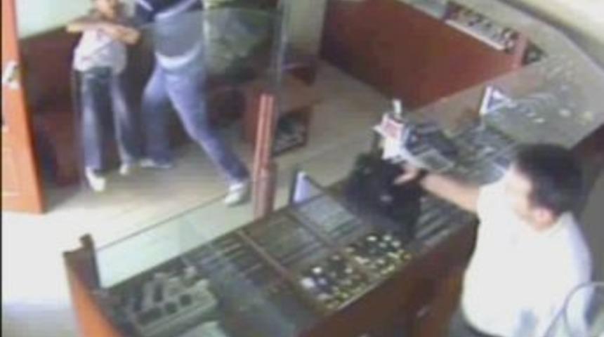 Kuyumcu gaspına engel olan &ccedil;ocuk kamerada