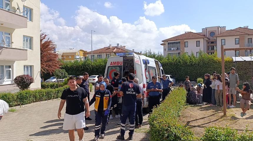 Mutfaktan &ccedil;ıkan yangında 4 kişi dumandan etkilendi
