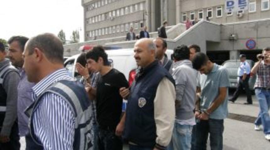 &Uuml;nl&uuml; cerrah Rıdvan Ege&rsquo;nin evinden 1 milyon liralık ziynet eşya &ccedil;alındı