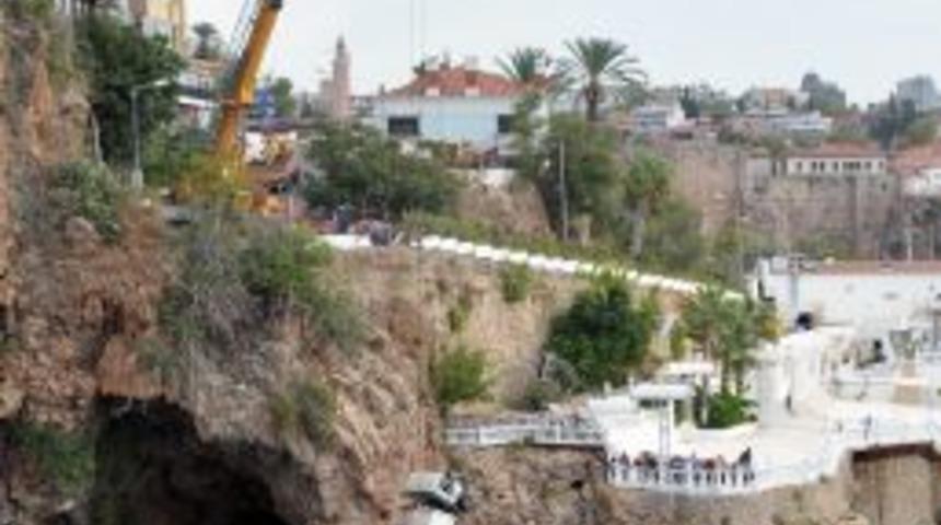 Freni boşalan &ccedil;&ouml;p kamyonu falezlerden denize u&ccedil;tu