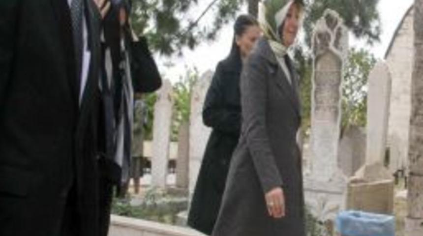 Hayr&uuml;nnisa G&uuml;l Konya'da şehit ailesine taziyede bulundu