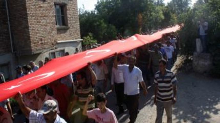 Şehit polisin 7 aylık hamile eşi, tabuttan ayrılmak istemedi