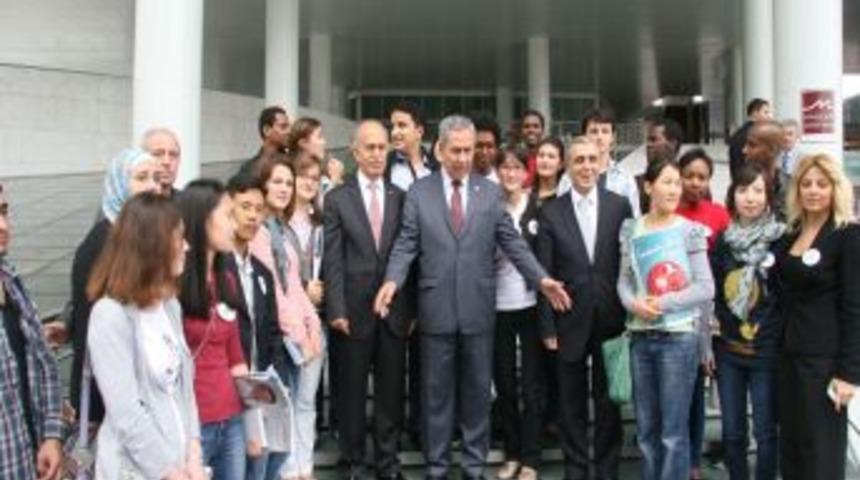 Yabancı &ouml;ğrenciler 'vatandaşlık' istedi, Arın&ccedil; 'yaptık, gitti' dedi