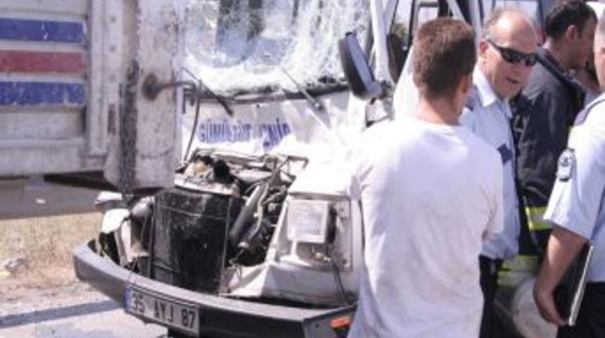 Yolcu minib&uuml;s&uuml; kamyona &ccedil;arptı: 6 yaralı