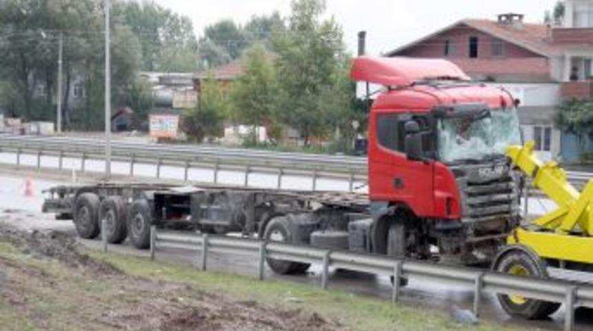 TIR devrildi, pili&ccedil;ler etrafa sa&ccedil;ıldı