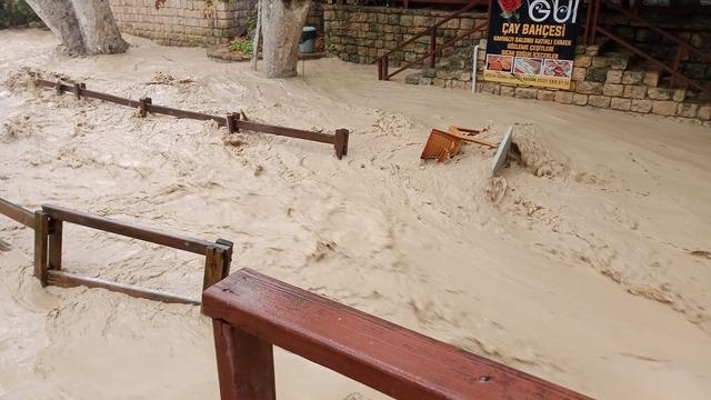 Hatay da şiddetli sağanak nedeniyle dereler taştı 1