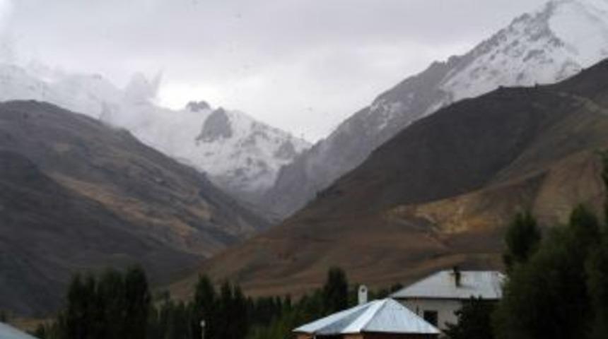 Başkale'ye yılın ilk karı yağdı