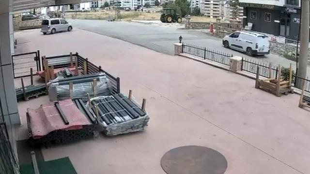 El freni çekilmeyi unutulan araç iş yerine girdi