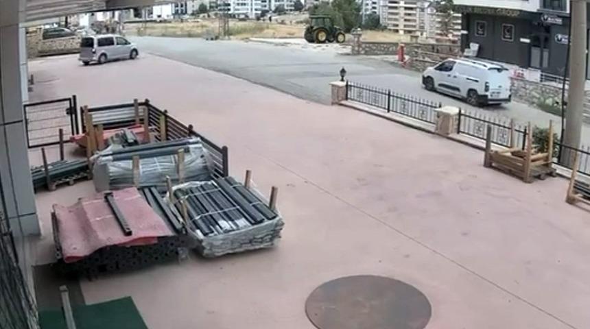 El freni &ccedil;ekilmeyi unutulan ara&ccedil; iş yerine girdi